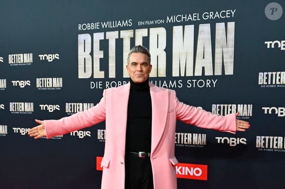 Le chanteur, qui a sorti son biopic, a eu une vie personnelle bien mouvementée.
Robbie Williams - Première du film "Better Man" à Cologne, le 8 décembre 2024.
©Action Press / Bestimage