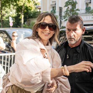 Jennifer Lopez a rejoint la capitale après le mariage de son amie Taylor Swift.

Jennifer Lopez arrive à l'hôtel La Réserve Paris à Paris pendant la Paris Fashion Week Haute Couture 2026.

Backgrid UK/ Bestimage