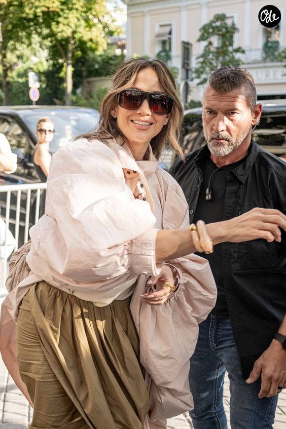 Jennifer Lopez a rejoint la capitale après le mariage de son amie Taylor Swift.

Jennifer Lopez arrive à l'hôtel La Réserve Paris à Paris pendant la Paris Fashion Week Haute Couture 2026.

Backgrid UK/ Bestimage