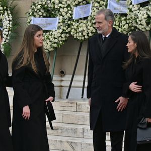 À l’issue de la cérémonie, la princesse Irène est inhumée au cimetière royal de Tatoï, auprès de ses proches disparus.

*Athènes, GRÈCE La famille royale espagnole arrive à l'église métropolitaine d'Athènes pour les funérailles des Princes Irène de Grèce et du Danemark.



Sur la photo : Le roi Felipe VI d'Espagne, la reine Letizia d'Espagne, Leonor, princesse des Asturies, l'infante Sofia d'Espagne