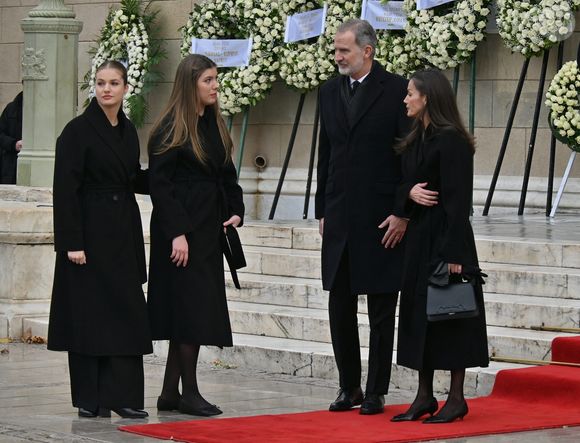 À l’issue de la cérémonie, la princesse Irène est inhumée au cimetière royal de Tatoï, auprès de ses proches disparus.

*Athènes, GRÈCE La famille royale espagnole arrive à l'église métropolitaine d'Athènes pour les funérailles des Princes Irène de Grèce et du Danemark.



Sur la photo : Le roi Felipe VI d'Espagne, la reine Letizia d'Espagne, Leonor, princesse des Asturies, l'infante Sofia d'Espagne