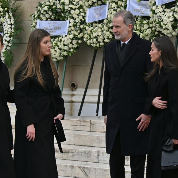 À l’issue de la cérémonie, la princesse Irène est inhumée au cimetière royal de Tatoï, auprès de ses proches disparus.

*Athènes, GRÈCE La famille royale espagnole arrive à l'église métropolitaine d'Athènes pour les funérailles des Princes Irène de Grèce et du Danemark.



Sur la photo : Le roi Felipe VI d'Espagne, la reine Letizia d'Espagne, Leonor, princesse des Asturies, l'infante Sofia d'Espagne