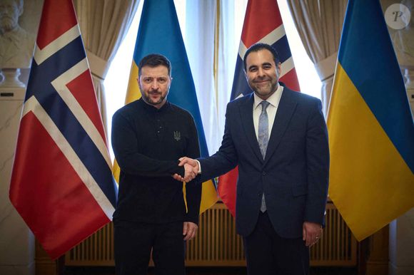 En raison de l'actualité, le téléfilm "Le Combat d'Alice" ne sera finalement pas diffusé
Le président ukrainien Volodymyr Zelensky reçu par Masud Gharahkhani, président du Storting, et les dirigeants des partis politiques représentés au Parlement norvégien, à Oslo, lors de sa visite officielle en Norvège, le 20 mars 2025.