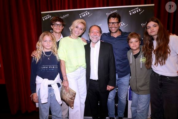 Elodie Gossuin son mari Bertrand avec leurs quatre enfants et Jean Pierre Hadida lors de la représentation du spectacle "Josephine Baker - Le Musical" à Bobino, Paris le 6 juin 2025.

© Cédric Perrin / Bestimage