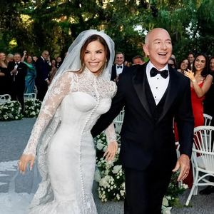 "Je me sens comme si elle portait tout ce que j’ai traversé pour en arriver là. C’est élégant, c’est intemporel, c’est doux.", confie-t-elle...

Jeff Bezos et sa femme Lauren Sanchez, en robe de mariée, lors de leur cérémonie de mariage sur l’île de San Giorgio Maggiore à Venise, le 27 juin 2025. Zuma Press/Bestimage