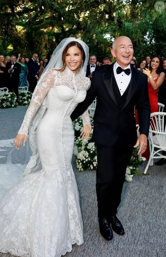 "Je me sens comme si elle portait tout ce que j’ai traversé pour en arriver là. C’est élégant, c’est intemporel, c’est doux.", confie-t-elle...

Jeff Bezos et sa femme Lauren Sanchez, en robe de mariée, lors de leur cérémonie de mariage sur l’île de San Giorgio Maggiore à Venise, le 27 juin 2025. Zuma Press/Bestimage