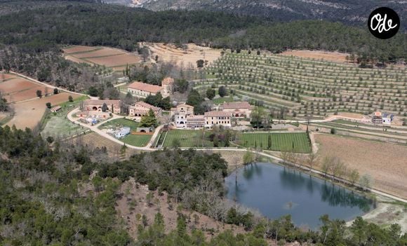 52% de la superficie de la commune a été ravagée par les incendies en cours dans le Var

Exclusif - Le domaine de Miraval, propriété d'Angelina Jolie et Brad Pitt, en travaux. Avril 2011. © Agence / Bestimage