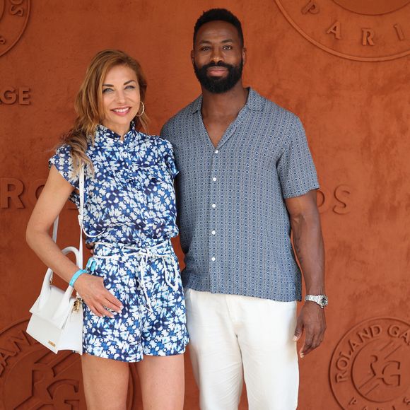 Heureusement, elle est bien entourée et soutenue par son célèbre compagnon rugbyman qui lui a laissé un message.

Ariane Brodier et son compagnon Fulgence Ouedraogo au village lors des Internationaux de France de tennis de Roland Garros 2023, à Paris, France, le 8 juin 2023. © Jacovides-Moreau/Bestimage