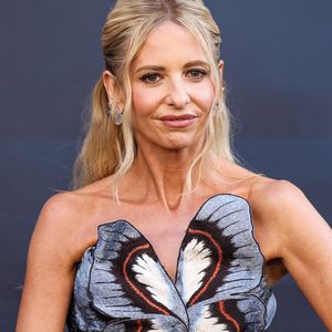 L'actrice américaine de 49 ans, mondialement connue pour avoir incarné Buffy Summers dans la série culte Buffy contre les vampires, a posé ses bagages dans le Var, et plus précisément sur l’île de Bendor.

Sarah Michelle Gellar à la première du film "Souviens-toi… l'été dernier" au United Theatre de Broadway à Los Angeles, Californie, Etats-Unis, le 14 juillet 2025. © Backgrid/Bestimage
