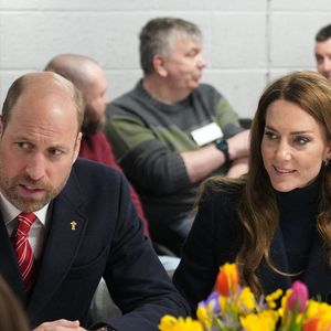 Le prince William, prince de Galles, et Catherine (Kate) Middleton, princesse de Galles, rencontrent des joueurs blessés, en marge du match du tournoi des Six Nations entre le Pays de Galles et l'Angleterre à Cardiff, le 15 mars 2025.