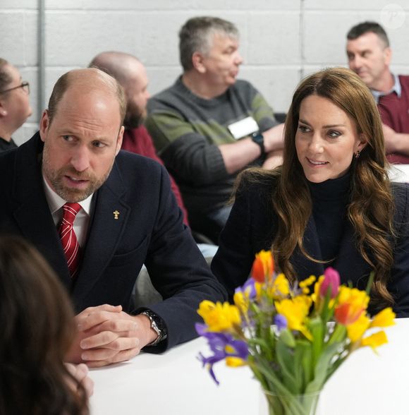 Le prince William, prince de Galles, et Catherine (Kate) Middleton, princesse de Galles, rencontrent des joueurs blessés, en marge du match du tournoi des Six Nations entre le Pays de Galles et l'Angleterre à Cardiff, le 15 mars 2025.