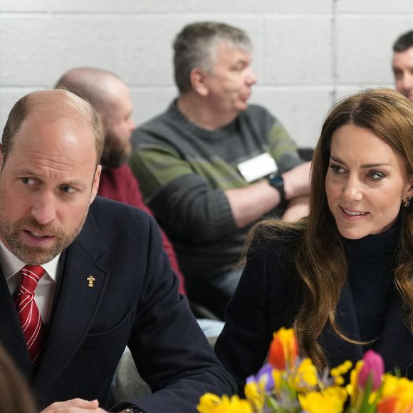 Le prince William, prince de Galles, et Catherine (Kate) Middleton, princesse de Galles, rencontrent des joueurs blessés, en marge du match du tournoi des Six Nations entre le Pays de Galles et l'Angleterre à Cardiff, le 15 mars 2025.
