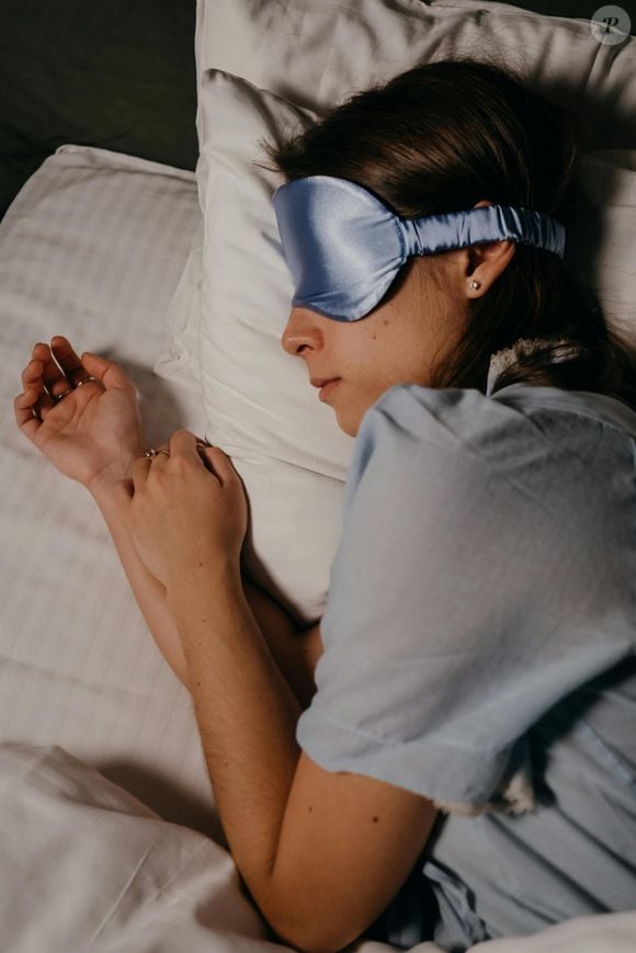 Pour maximiser leurs nuits, les adeptes utilisent des accessoires insolites : scotchs buccaux, lumières rouges, compléments au magnésium et purificateurs d'air dernier cri.