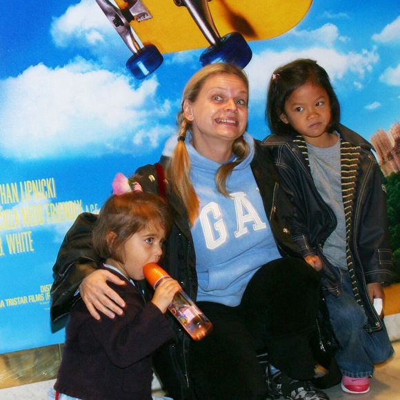 Elle a reconnu ses erreurs avec franchise, parlant de ses "manques" et de ses regrets.

Isabelle Nanty, sa fille et sa filleule, à l'avant-première de "Stuart Little 2" à Paris.

COADIC GUIREC / BESTIMAGE