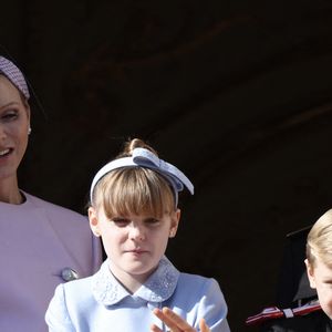 Le prince Albert II de Monaco, la princesse Charlene, le prince héréditaire Jacques et la princesse Gabriella - La famille princière de Monaco au balcon du palais, à l'occasion de la Fête Nationale de Monaco, le 19 novembre 2024. 

© Claudia Albuquerque / Bestimage
