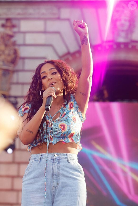 Exclusif - Amel Bent au concert RFM Music Show sur le parvis de l'Hôtel de Ville de Levallois Perret, le 18 juin 2022.  

Photo : Christophe Clovis / Bestimage