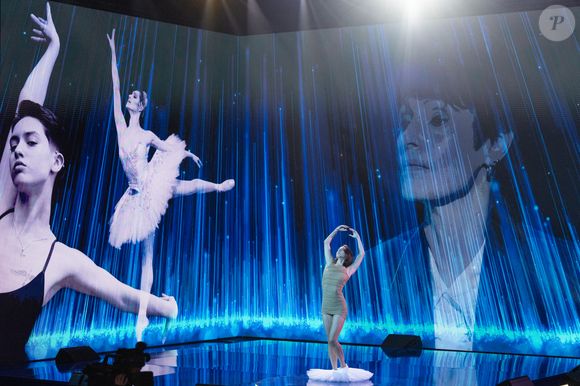 Exclusif - Lola Derouault pour les surprises lors de l'enregistrement de l'émission "La Boîte à secrets", présentée par Faustine Bollaert et diffusée le 17 octobre sur France 3, dans les studios du Lendit à Saint-Denis, France, le 23 septembre 2025. © Cyril Moreau/Bestimage