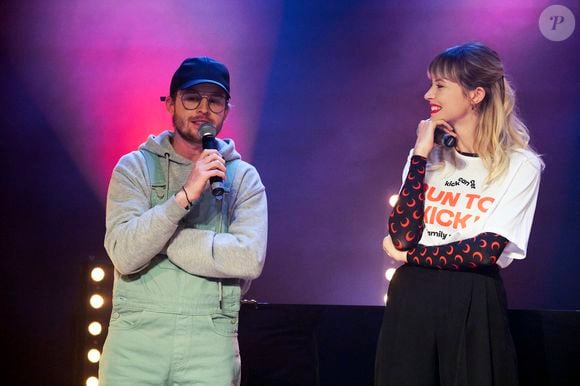 Parmi ses chroniqueurs, GuiHome.

La chanteuse Angèle et l'humoriste GuiHome ont rejoint l'équipe de la fondation "KickCancer" sur la scène - 3ème édition de l'évènement "Run to kick" (dont le but est de collecter des fonds et de financer des projets de recherche innovants contre le cancer pédiatrique) à Louvain-la-Neuve en Belgique, le 27 septembre 2020. Photonews / Bestimage
