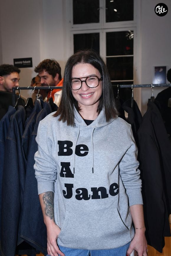 Dans son message, Lucie Bernardoni précise que sa dernière représentation aura lieu ce dimanche à 15 heures, sans donner davantage de détails sur les raisons de son départ.

Lucie Bernardoni - Photocall du pop up store influence à Paris le 12 octobre 2025. © Florent Lavieille - Rachid Bellak / Bestimage | 00728285