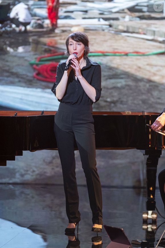 tout comme la chanteuse Jeanne Cherhal

Exclusif - Jeanne Cherhal sur le plateau de l’émission “Unis pour Mayotte” diffusée en direct sur France 2, qui a permis de récolter plus de 5 millions de dons le 17 décembre 2024
© Pierre Perusseau / Bestimage