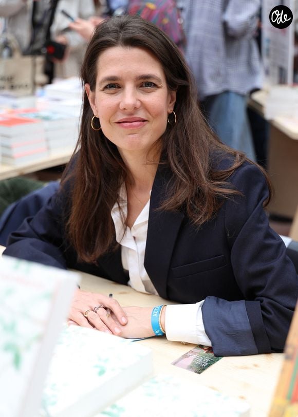 "Grandir entre un aîné et un cadet m'a sans doute donné l'habitude - et le goût - de jouer les traits d'union", a-t-elle premièrement déclaré

Charlotte Casiraghi assiste au 5ème festival du Livre de Paris au Grand Palais à Paris, France, le 17 avril 2026. Les 17, 18 et 19 avril 2026, le Festival du livre de Paris célébrera les livres et la lecture, sous toutes ses formes, pour tous les publics. © Denis Guignebourg/Bestimage