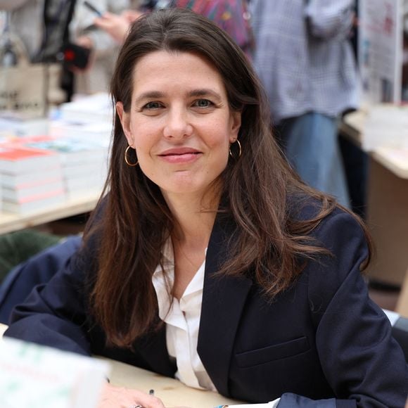 "Grandir entre un aîné et un cadet m'a sans doute donné l'habitude - et le goût - de jouer les traits d'union", a-t-elle premièrement déclaré

Charlotte Casiraghi assiste au 5ème festival du Livre de Paris au Grand Palais à Paris, France, le 17 avril 2026. Les 17, 18 et 19 avril 2026, le Festival du livre de Paris célébrera les livres et la lecture, sous toutes ses formes, pour tous les publics. © Denis Guignebourg/Bestimage