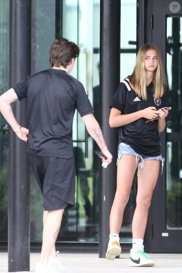 Brooklyn Beckham, Mia Regan - Le clan Beckham à la sortie d'un entrainement de football à Miami le 14 mars 2020. L'équipe de D.Beckham, l'Inter Miami qui devait faire son premier match, a du annuler la rencontre en raison de l'épidémie de Coronavirus Covid19. Merci de flouter les visages des enfants avant publication