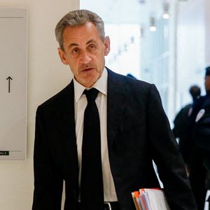 L'ancien président français porte un bracelet électronique depuis vendredi dernier

L'ancien président français Nicolas Sarkozy - N.Sarkozy et 11 autres prévenus arrivent au tribunal de Paris pour leur procès pour des accusations de financement illégal de la campagne présidentielle victorieuse de 2007 par le dictateur M.Kadhafi, le 20 janvier 2025. © Christophe Clovis/Bestimage