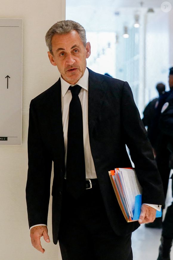 L'ancien président français porte un bracelet électronique depuis vendredi dernier

L'ancien président français Nicolas Sarkozy - N.Sarkozy et 11 autres prévenus arrivent au tribunal de Paris pour leur procès pour des accusations de financement illégal de la campagne présidentielle victorieuse de 2007 par le dictateur M.Kadhafi, le 20 janvier 2025. © Christophe Clovis/Bestimage