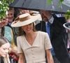 Elle arborait un grand chapeau assorti

Kate Middleton pour le mariage royal de Peter Phillips et Harriet Sperling à l'église All Saints' Church de Kemble le 6 juin 2026. Photo : Backgrid UK/ Bestimage