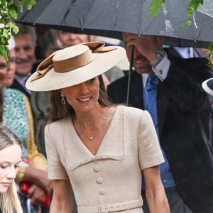 Elle arborait un grand chapeau assorti

Kate Middleton pour le mariage royal de Peter Phillips et Harriet Sperling à l'église All Saints' Church de Kemble le 6 juin 2026. Photo : Backgrid UK/ Bestimage