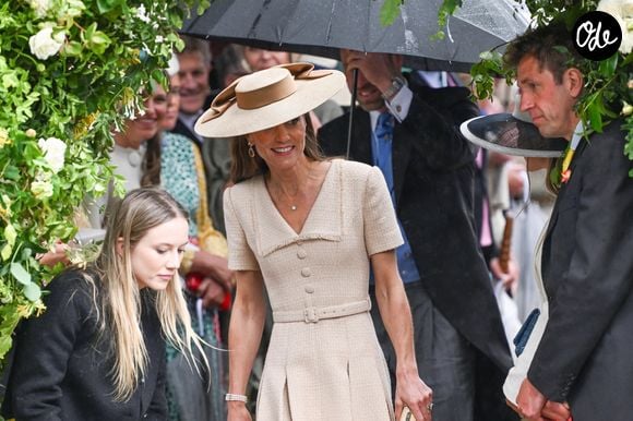 Elle arborait un grand chapeau assorti

Kate Middleton pour le mariage royal de Peter Phillips et Harriet Sperling à l'église All Saints' Church de Kemble le 6 juin 2026. Photo : Backgrid UK/ Bestimage