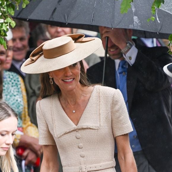 Elle arborait un grand chapeau assorti

Kate Middleton pour le mariage royal de Peter Phillips et Harriet Sperling à l'église All Saints' Church de Kemble le 6 juin 2026. Photo : Backgrid UK/ Bestimage