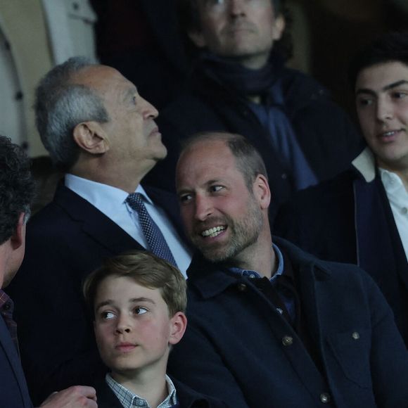 Le prince William, prince de Galles, et son fils, le prince George de Galles, assistent au match aller PSG - Aston Villa de la Ligue des champions au Parc des Princes à Paris, le 9 avril 2025. 
© Cyril Moreau / Bestimage