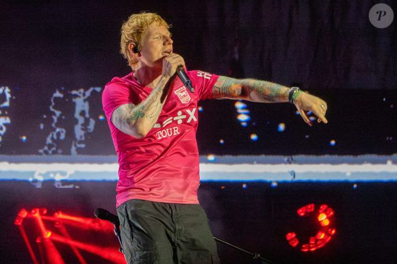 Le mari d’Ophélie Meunier est donc formel : c’est sans contrepartie financière qu’Ed Sheeran et Charlotte Cardin ont accepté cette proposition...

La photo datée du 11 juillet 2025 montre Ed Sheeran dans son maillot de football rose d'Ipswich Town lors de la première soirée de ses concerts de rentrée à Portman Road à Ipswich. Photo by Tracey Duffield/Bav Media/Splash New/ABACAPRESS.COM