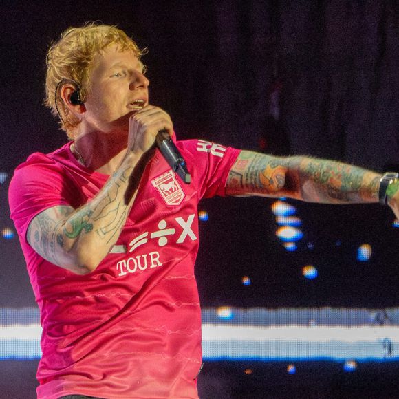 Le mari d’Ophélie Meunier est donc formel : c’est sans contrepartie financière qu’Ed Sheeran et Charlotte Cardin ont accepté cette proposition...

La photo datée du 11 juillet 2025 montre Ed Sheeran dans son maillot de football rose d'Ipswich Town lors de la première soirée de ses concerts de rentrée à Portman Road à Ipswich. Photo by Tracey Duffield/Bav Media/Splash New/ABACAPRESS.COM