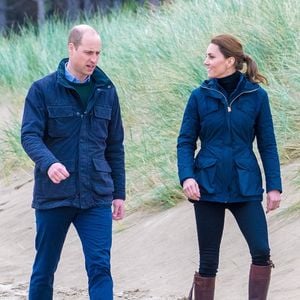 Royaume-Uni. Le prince Louis fête son sixième anniversaire en compagnie de ses parents, le prince William de Galles et Catherine, princesse de Galles, Kate Middleton, et de ses frères et sœurs, le prince George et la princesse Charlotte, au Royaume-Uni. Louis est l'un des petits-enfants du roi Charles III et le quatrième dans la ligne de succession au trône britannique, derrière son père et ses frères et sœurs.