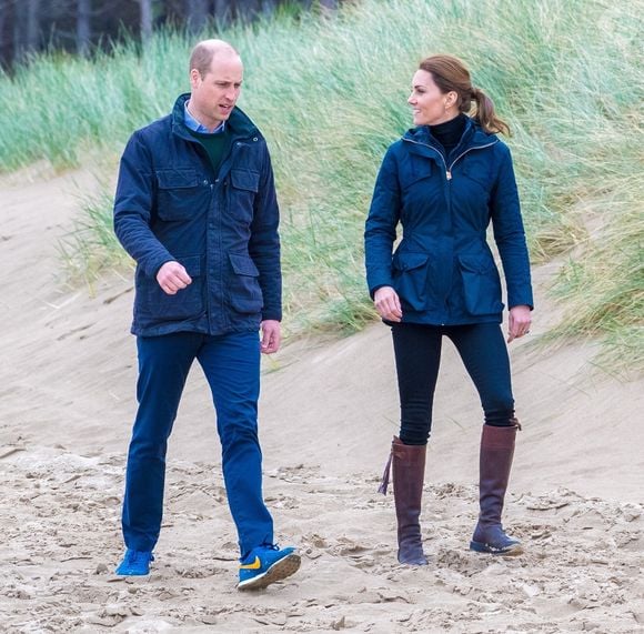 Royaume-Uni. Le prince Louis fête son sixième anniversaire en compagnie de ses parents, le prince William de Galles et Catherine, princesse de Galles, Kate Middleton, et de ses frères et sœurs, le prince George et la princesse Charlotte, au Royaume-Uni. Louis est l'un des petits-enfants du roi Charles III et le quatrième dans la ligne de succession au trône britannique, derrière son père et ses frères et sœurs.