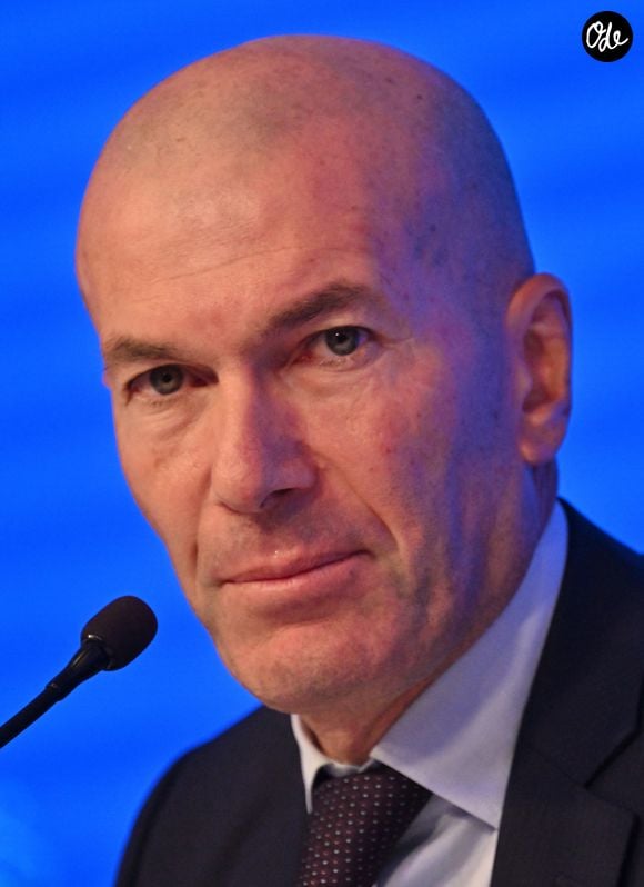Le fédération n'avait pas touché à son emblème depuis 2018.

L'ancien international français de football Zinédine Zidane s'exprime lors d'une conférence de presse visant à le présenter comme le nouveau sélectionneur de l'équipe de France, au siège de la Fédération française de football (FFF) à Paris, le 28 juillet 2026. © Christian Liewig/Bestimage