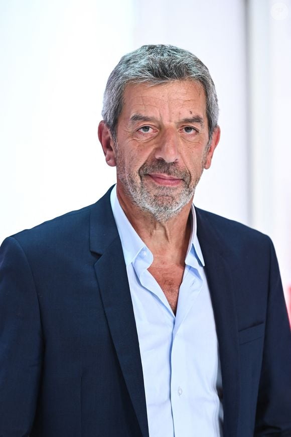 il apprécie retrouver le calme du village d’Entrecasteaux, dans le Var, où il possède une résidence secondaire. 

Exclusif - Michel Cymes lors de l'enregistrement de l'émission "Vivement Dimanche" au Studio Gabriel et diffusée le 30 octobre 2022 sur France 3.
Photos du 16 octobre 2022.

© Guillaume Gaffiot / Bestimage