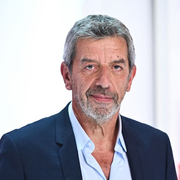 il apprécie retrouver le calme du village d’Entrecasteaux, dans le Var, où il possède une résidence secondaire. 

Exclusif - Michel Cymes lors de l'enregistrement de l'émission "Vivement Dimanche" au Studio Gabriel et diffusée le 30 octobre 2022 sur France 3.
Photos du 16 octobre 2022.

© Guillaume Gaffiot / Bestimage