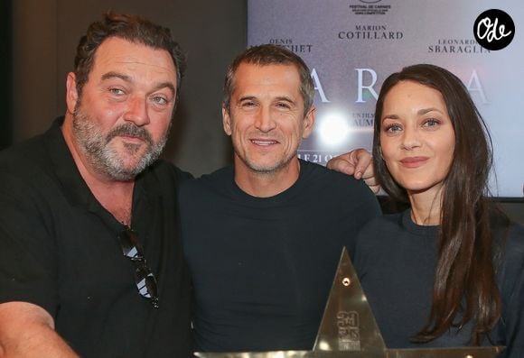 Denis Ménochet, Guillaume Canet et Marion Cotillard à l'avant-première du Film 'Karma' au cinéma Kinepolis de Lomme, France, le 3 octobre 2026. © Stéphane Vansteenkiste/Bestimage