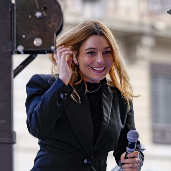 La chanteuse Santa lors de la 11ème édition du Scoop Live Radio Scoop - Soupe en scène du chef Fabrice Bonnot au profit de l'association "Notre Dame des Sans Abri" sur la place de la République à Lyon, France, le 25 novembre 2023. © Sandrine Thesillat/Panoramic/Bestimage