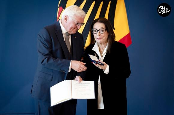 Son titre Weiße Rosen aus Athen a marqué le début de son immense succès dans le pays.

Nana Mouskouri reçoit la Croix Fédérale du Mérite, des mains Frank-Walter Steinmeier (Président fédéral de l'Allemagne) au siège officiel du Spreebogen, à Berlin, le 5 octobre 2026. Action Press / Bestimage
