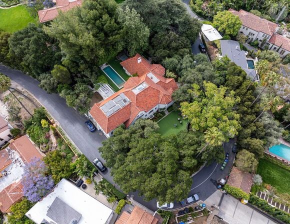 Los Feliz, CA La star Angelina Jolie met en vente sa propriété emblématique de Los Angeles pour un million, alors que des rumeurs circulent sur son départ définitif des Etats-Unis. La maison comprend 6 chambres à coucher, 10 salles de bains et 1 000 mètres carrés d'espace habitable.