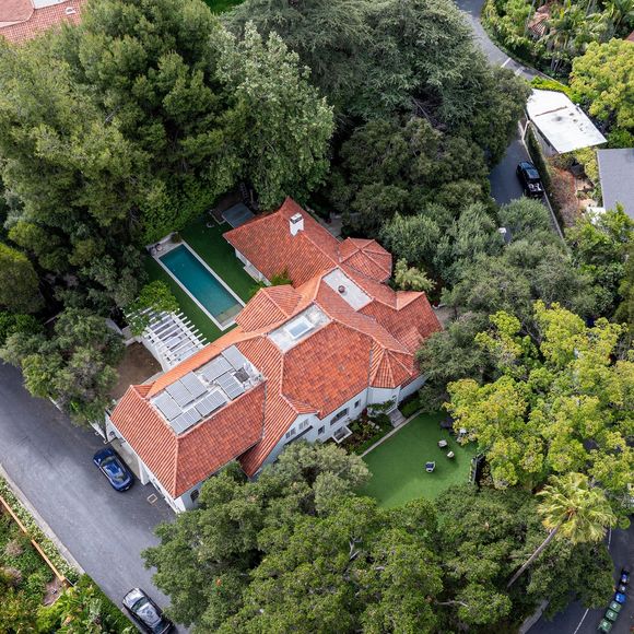 Los Feliz, CA La star Angelina Jolie met en vente sa propriété emblématique de Los Angeles pour un million, alors que des rumeurs circulent sur son départ définitif des Etats-Unis. La maison comprend 6 chambres à coucher, 10 salles de bains et 1 000 mètres carrés d'espace habitable.