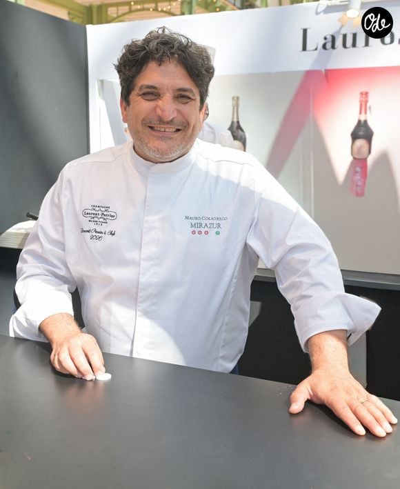 Il faut dire que pour ce projet, Mauro n'a pas fait les choses à moitié. L'as des fourneaux s'est plongé dans les archives de la maison de l'avenue Montaigne, y trouvant une connexion quasi-mystique avec le célèbre couturier.

Mauro Colagreco  - Taste of Paris 2026 au Grand Palais à Paris le vendredi 22 mai 2026.
© Alexandre Fay / Bestimage