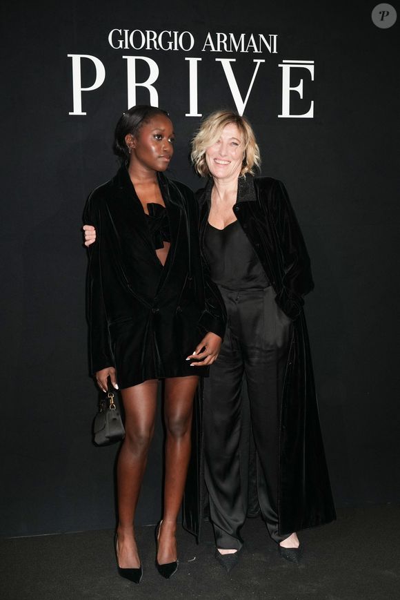 Oumy Bruni-Garrell et Valeria Bruni Tedeschi assistent au défilé Giorgio Armani Prive Haute Couture Printemps/Été 2026 dans le cadre de la Semaine de la mode de Paris le 27 janvier 2026 à Paris, France. © Lucia Sabatelli / Bestimage