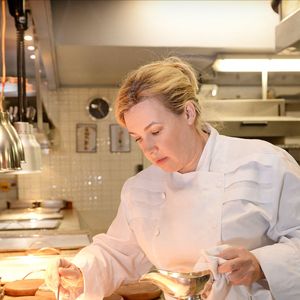 La grande chef Hélène Darroze dans les cuisines de son restaurant à Paris, France, le 18 février 2015. Photo Pascal Baril/Abaca