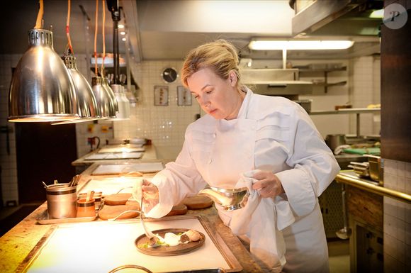 La grande chef Hélène Darroze dans les cuisines de son restaurant à Paris, France, le 18 février 2015. Photo Pascal Baril/Abaca